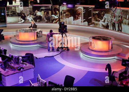 Nachrichtensprecher, David Foster vor der Kamera im Hauptstudio Newsroom der Al Jazeera English in Doha, Katar. Stockfoto