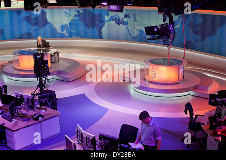 Nachrichtensprecher, David Foster vor der Kamera im Hauptstudio Newsroom der Al Jazeera English in Doha, Katar. Stockfoto