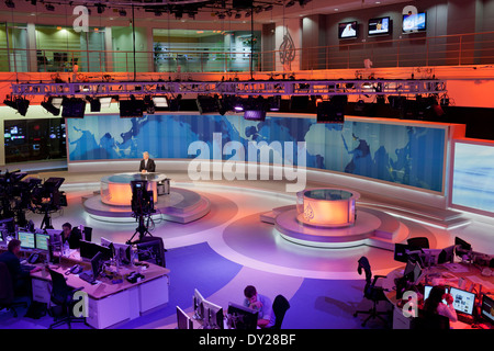 Nachrichtensprecher, David Foster vor der Kamera im Hauptstudio Newsroom der Al Jazeera English in Doha, Katar. Stockfoto