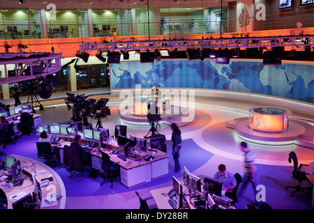 Nachrichtensprecher, David Foster vor der Kamera im Hauptstudio Newsroom der Al-Jazeera Englisch in Doha, Katar. Stockfoto