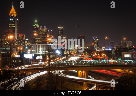 Nachtansicht von Atlanta, George Stadtbild Skyline über den verschwommenen Scheinwerfern und Rückleuchten des abendlichen Verkehr. Stockfoto