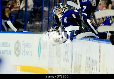 Tampa, Florida, USA. 3. April 2014. Tampa Bay Lightning Torwart Ben Bischof (30) sieht von der Bank nach dem Ziehen des Torwart in den letzten Minuten gegen die Calgary Flames während der dritten Periode Aktion an der Tampa Bay Times Forum in Tampa am Donnerstag (03.04.14) (Bild Kredit: Kredit: Dirk Shadd/Tampa Bay Times/ZUMAPRESS.com/Alamy Live News) Stockfoto