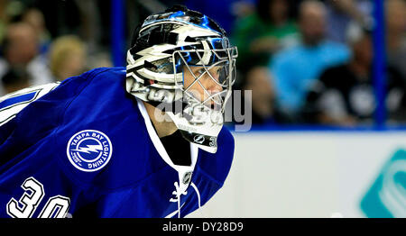 Tampa, Florida, USA. 3. April 2014. Tampa Bay Lightning Torwart Ben Bischof (30) blickt auf im Netz während der zweiten Periode Aktion gegen die Calgary Flames in der Tampa Bay Times Forum in Tampa am Donnerstag (03.04.14) (Bild Kredit: Kredit: Dirk Shadd/Tampa Bay Times/ZUMAPRESS.com/Alamy Live News) Stockfoto