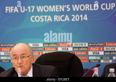 San Jose, Costa Rica. 3. April 2014. FIFA-Präsident Joseph Blatter hält eine Rede bei einer Pressekonferenz der FIFA U-17-Frauen Weltmeisterschaft Costa Rica 2014 in San Jose, Costa Rica, am 3. April 2014. Joseph Blatter war in Costa Rica zur Teilnahme an der Schließung Aktivitäten der FIFA U-17-Frauen Weltmeisterschaft Costa Rica 2014. © Kent Gilbert/Xinhua/Alamy Live-Nachrichten Stockfoto