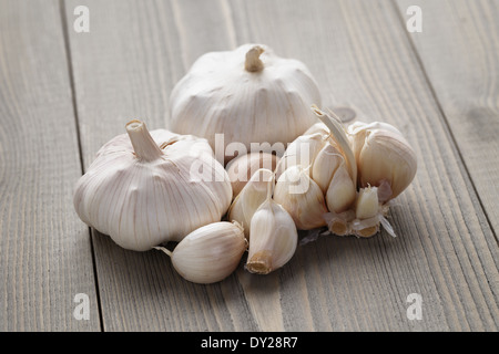Knoblauch auf Holztisch, rustikalen Stil Stockfoto