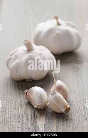 Knoblauch auf Holztisch, rustikalen Stil Stockfoto