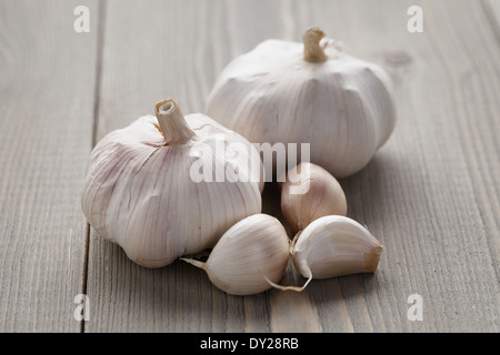 Knoblauch auf Holztisch, rustikalen Stil Stockfoto