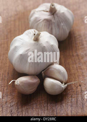 Knoblauch auf Holztisch, rustikalen Stil Stockfoto