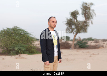 Cyril Zammit, Direktor der Messe Design Days Dubai steht für ein Porträt in der Wüste außerhalb von Dubai, Vereinigte Arabische Emirate. Stockfoto