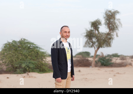 Cyril Zammit, Direktor der Messe Design Days Dubai steht für ein Porträt in der Wüste außerhalb von Dubai, Vereinigte Arabische Emirate. Stockfoto