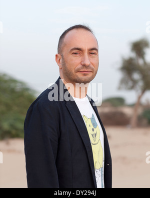 Cyril Zammit, Direktor der Messe Design Days Dubai steht für ein Porträt in der Wüste außerhalb von Dubai, Vereinigte Arabische Emirate. Stockfoto