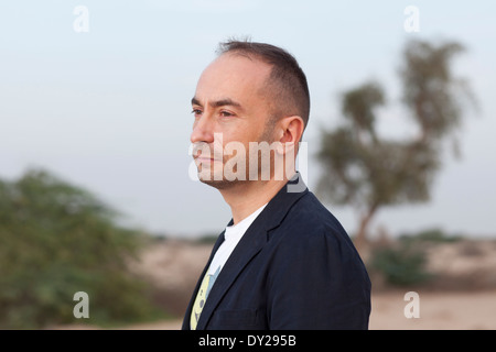 Cyril Zammit, Direktor der Messe Design Days Dubai steht für ein Porträt in der Wüste außerhalb von Dubai, Vereinigte Arabische Emirate. Stockfoto