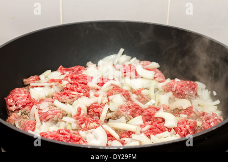 Hackfleisch mit Zwiebeln in einer Pfanne bräunen Stockfoto