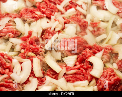 Boden Rindfleisch und Zwiebeln in einer Pfanne bräunen Stockfoto