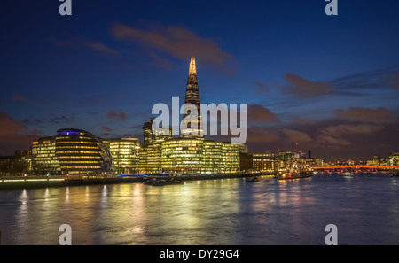 Southwark am Flussufer in der Nacht Stockfoto