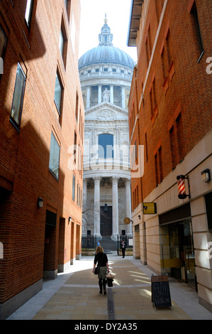 London, England, Vereinigtes Königreich. St. Pauls Cathedral gesehen zwischen zwei moderne, Backstein Gebäude in Queen es Head Passage Stockfoto