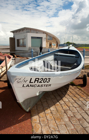 Großbritannien, England, Lancashire, Morecambe, Boot vor RNLI Lifeboat Station Stockfoto