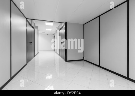 Abstrakte leeres Büro Innenraum mit weißen Wänden und schwarzen Dekor Stockfoto