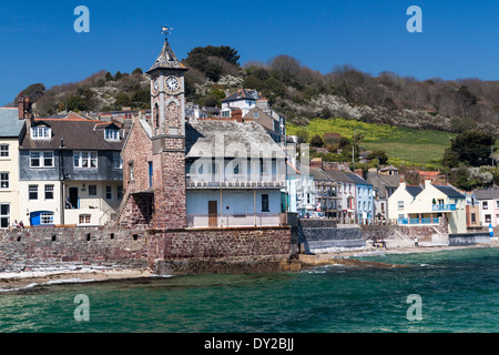 Cawsand Hafenstadt und Uhrturm an einem sonnigen Sommertag in Cornwall South West England UK Stockfoto