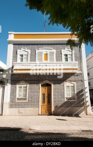 Gekachelte Traditionshaus in der Altstadt von Faro, Portugal Stockfoto