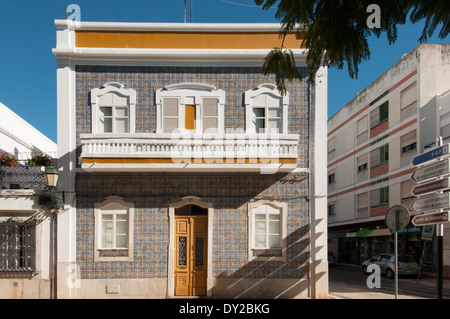 Gekachelte Traditionshaus in der Altstadt von Faro, Portugal Stockfoto