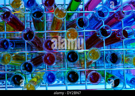 Nahaufnahme von einem Haufen von Reagenzgläsern mit Flüssigkeiten in verschiedenen Farben Stockfoto