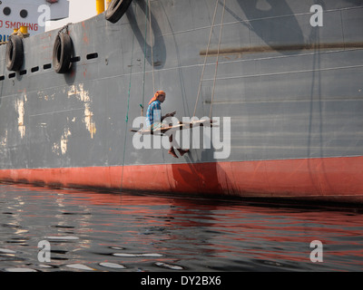 Arbeiter Reparaturlackierung altes Schiff Stockfoto