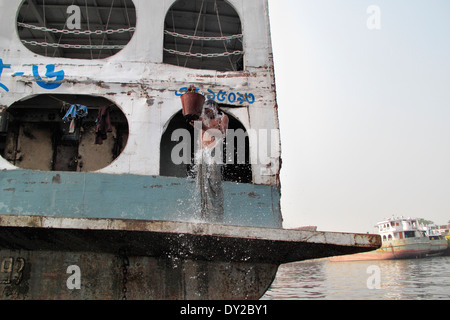 Personalhygiene auf alten Boot Stockfoto