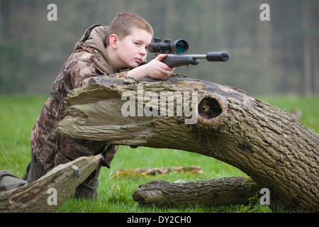 Ein junger Mann mit einem Gewehr schießen Schädlinge im Laufe des Tages auf dem Lande Stockfoto