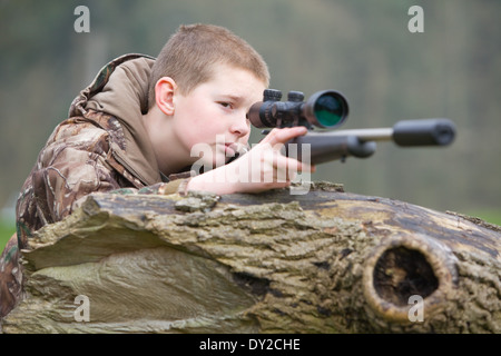 Ein junger Mann mit einem Gewehr schießen Schädlinge im Laufe des Tages auf dem Lande Stockfoto