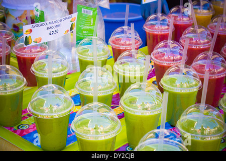 Stall verkaufen frisch gepresste Säfte, Milchshakes und Smoothies in Brick Lane Market, London, England, GB, UK. Stockfoto