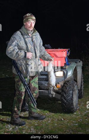 Ein Spiel-Keeper schießen Schädlinge in der Nacht von einem Quad-bike Stockfoto