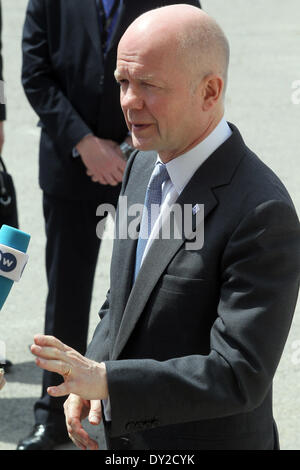 Athen, Griechenland. 4. April 2014. Großbritanniens Außenminister William Hague spricht vor der Presse, wie er für die informellen Treffen der Außenminister in der Zappeion Hall in Athen, die Hauptstadt von Griechenland, auf 4. April 2014 ankommt. © Marios Lolos/Xinhua/Alamy Live-Nachrichten Stockfoto