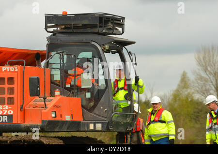 Burrowbridge, Somerset, UK. 4. April 2014. Premierminister David Cameron im Gespräch mit der Taxifahrer eines der Bagger, die dazu beiträgt, Fluß Parrett an Burrowbridge in Großbritannien deutlich zu sehen. Bildnachweis: Robert Timoney/Alamy Live-Nachrichten Stockfoto