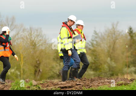 Burrowbridge, Somerset, UK. 4. April 2014. Premierminister David Cameron auf die Baggerarbeiten Website, die dazu beiträgt, um Fluß Parrett bei Burrowbridge im Vereinigten Königreich zu löschen. Bildnachweis: Robert Timoney/Alamy Live-Nachrichten Stockfoto