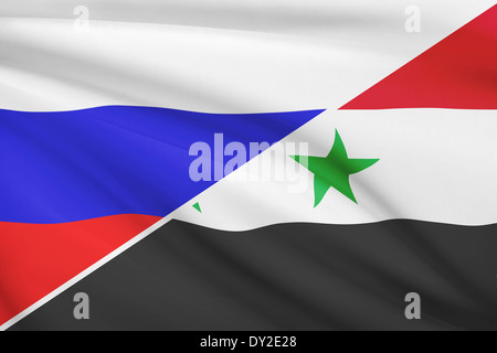 Flagge von Russland und Syrien im Wind wehen. Teil einer Serie. Stockfoto