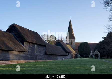 Johannes-Evangelist-Kirche an Ickham, Kent; im morgendlichen Sonnenlicht. Stockfoto