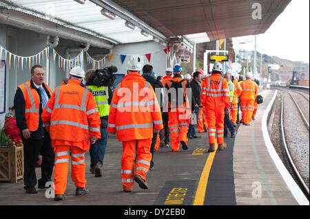 Dawlish, Devon, UK. 4. April 2014. Die "Orange-Armee" von Ingenieuren. Die Riviera Linie Eisenbahnverbindung Exeter, öffnet Plymouth und Penzance zwei Wochen früher als geplant und zwei Monate nach einer Ufermauer verletzt wurde und eine Strecke der Linie wurde schwer beschädigt in Dawlish am 4. Februar 2014 durch große Wellen und Stürme, die viel von der britischen Küste am 4. Februar 2014 getroffen. Bildnachweis: Graham M. Lawrence/Alamy Live-Nachrichten. Stockfoto