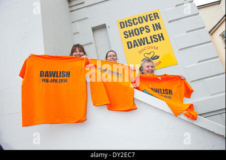 Dawlish, Devon, UK. 4. April 2014. "Orange Armee" Anhänger mit T-shirts. Die Riviera Linie Eisenbahnverbindung Exeter, öffnet Plymouth und Penzance zwei Wochen früher als geplant und zwei Monate nach einer Ufermauer verletzt wurde und eine Strecke der Linie wurde schwer beschädigt in Dawlish am 4. Februar 2014 durch große Wellen und Stürme, die viel von der britischen Küste am 4. Februar 2014 getroffen. Bildnachweis: Graham M. Lawrence/Alamy Live-Nachrichten. Stockfoto