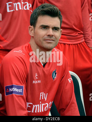 Lancashire County Cricket Club Pressetag, Manchester, UK 4. April 2014 James Anderson, Lancashire und England schnell Bowler wartet der Vorsaison Photocall. Bildnachweis: John Fryer/Alamy Live-Nachrichten Stockfoto