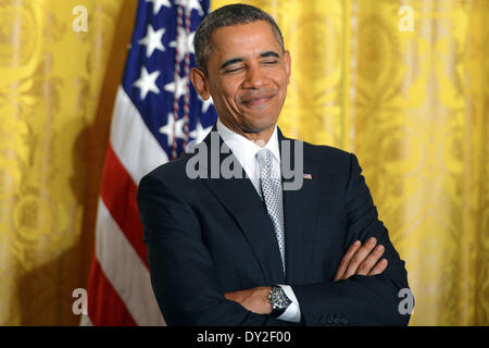 US-Präsident Barack Obama lächelt während einer Zeremonie zu Ehren Paralympischen und Olympiateilnehmer im East Room des weißen Hauses 3. April 2014 in Washington, D.C. Stockfoto