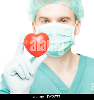 Arzt mit Herz Spielzeug fliegen über seine Handflächen auf weißem Hintergrund Stockfoto