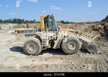 ein Bulldozer in einem Steinbruch im sonnigen Ambiente Stockfoto