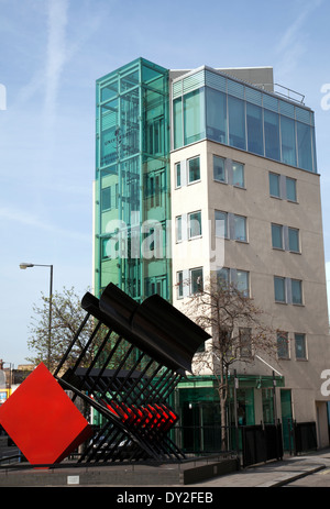 "Clarion" Skulptur von Phillip King auf Fulham Broadway - SW6 - London UK Stockfoto