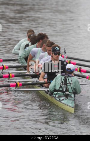 Putney, London, UK. 4. April 2014. Mitglieder der Universität Cambridge boat Club Praxis auf der Themse in Vorbereitung der 160. BNY Mellon University Boat Race am Sonntag, den 6. April. Die jährliche Universitätsregatta findet statt zwischen den Besatzungen von Cambridge (Goldie) und Oxford (Blues) Form Putney Mortlake Credit: Amer Ghazzal/Alamy Live-Nachrichten Stockfoto