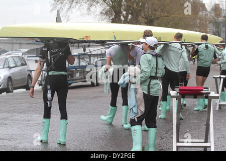 Putney, London, UK. 4. April 2014. Mitglieder der Universität Cambridge boat Club Praxis auf der Themse in Vorbereitung der 160. BNY Mellon University Boat Race am Sonntag, den 6. April. Die jährliche Universitätsregatta findet statt zwischen den Besatzungen von Cambridge (Goldie) und Oxford (Blues) Form Putney Mortlake Credit: Amer Ghazzal/Alamy Live-Nachrichten Stockfoto