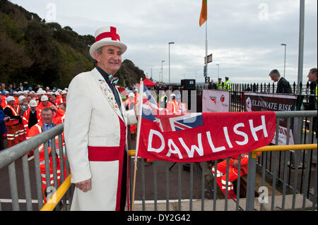 Dawlish, Devon, UK. 4. April 2014. Dawlish Maskottchen Peter Cross besucht die Wiedereröffnung. Die Riviera Linie Eisenbahnverbindung Exeter, öffnet Plymouth und Penzance zwei Wochen früher als geplant und zwei Monate nach einer Ufermauer verletzt wurde und eine Strecke der Linie wurde schwer beschädigt in Dawlish am 4. Februar 2014 durch große Wellen und Stürme, die viel von der britischen Küste am 4. Februar 2014 getroffen. Bildnachweis: Graham M. Lawrence/Alamy Live-Nachrichten. Stockfoto