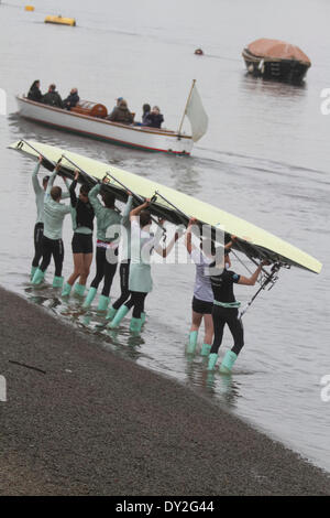 Putney, London, UK. 4. April 2014. Mitglieder der Universität Cambridge boat Club Praxis auf der Themse in Vorbereitung der 160. BNY Mellon University Boat Race am Sonntag, den 6. April. Die jährliche Universitätsregatta findet statt zwischen den Besatzungen von Cambridge (Goldie) und Oxford (Blues) Form Putney Mortlake Credit: Amer Ghazzal/Alamy Live-Nachrichten Stockfoto