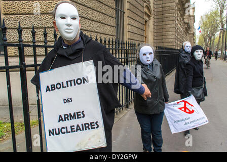 Paris, Frankreich. Kleingruppen, Demonstranten, die Protestzeichen in Masken halten, gehen, lokale Anti-Nuclear Organisation protestiert gegen Nuklearwaffen, im Verteidigungsministerium, 'Abosh Nuclear Arms », Holding Hands, internationale Politik Stockfoto