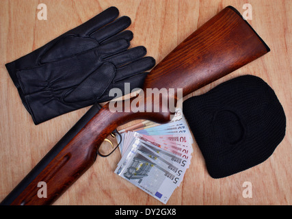 Dinge Bandit kriminellen Pistole, Sturmhaube, Handschuhe, Euro Geld auf den Tisch Stockfoto